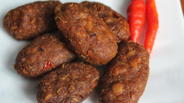 Mendol is one of the typical foods of East Java, Indonesia.  This food is made from soybean tempeh as the basic ingredient.  Tempe mendol is often found in the Malang area, both for side dishes and eaten as snacks