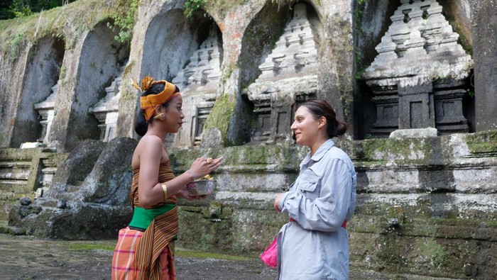 Perempuan Bali berjalan di area situs arkeologi kuno saat acara cerita di balik sejarah di Daya Tarik Wisata (DTW) Gunung Kawi, Gianyar, Bali, Selasa (25/11/2025). Kegiatan yang digelar Balai Pelestarian Kebudayaan Wilayah XV tersebut untuk mengenali peninggalan kebudayaan dan sejarah Bali yakni situs arkeologi kuno berupa kompleks candi yang dipahat di dinding tebing. ANTARA FOTO/Nyoman Hendra Wibowo