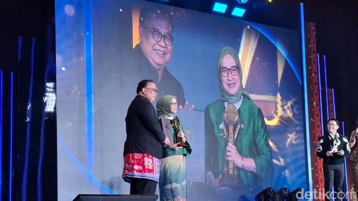 MenPANRB Rini Widyantini meraih penghargaan detikcom Awards 2025 sebagai Tokoh Pelayanan Publik Inklusif. (Belia/detikcom).