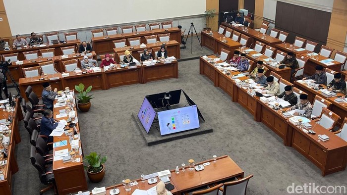 Menteri Haji dan Umroh Irfan Yusuf (Gus Irfan) dalam rapat kerja bersama Komisi VIII DPR RI, di kompleks parlemen, Senayan, Jakarta, Selasa (25/11/2025) (Anggi M/detikcom)