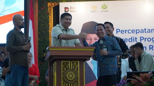 Menteri PKP, Maruarar Sirait, bersalaman dengan Dirut BPD Bali, I Nyoman Sudharma, dalam sosialisasi Kredit Program Perumahan (KPP) di Auditorium Widya Sabha Universitas Udayana (Unud), Senin (24/11/2025). (Foto: Dok. BPD Bali)