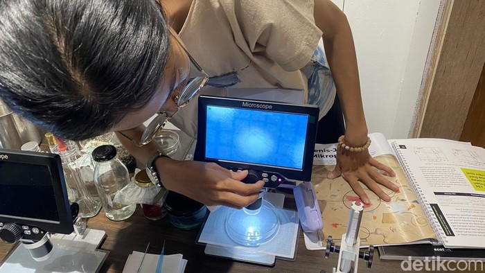 Para peserta Invisible Threat of Microplastics mengecek air dari berbagai sumber di Rumah Pohan, Kecamatan Semarang Tengah, Kota Semarang, Selasa (25/11/2025).