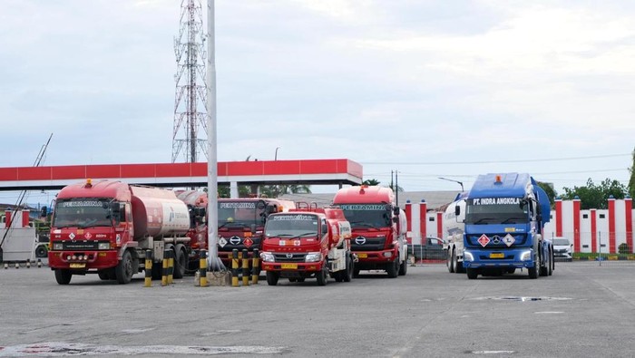 Mobil tangki Pertamina bersiap mengangkut BBM untuk penyaluran ke wilayah Tapanuli Utara. (dok Pertamina Patra Niaga Sumbagut)