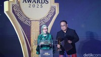 Penghargaan ini diterima langsung oleh Rini Widyantini. Rini telah menghadirkan layanan publik yang inklusif dan mudah dijangkau khususnya bagi kelompok rentan, serta pemerataan akses layanan hingga wilayah 3T. Rini memperkuat pelayanan publik itu dengan berbagai organisasi disabilitas dan Forum ASN Inklusif.