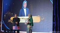 Menteri Pendayagunaan Aparatur Negara dan Reformasi Birokrasi (PAN-RB) Rini Widyantini meraih penghargaan detikcom Awards 2025. Rini menerima penghargaan sebagai Tokoh Pelayanan Publik Inklusif.