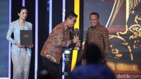 Direktur Kolaborasi Bisnis detikcom, Elvan Dany Sutrisno memberi penghargaan kepada Menteri Energi dan Sumber Daya Mineral (ESDM), Bahlil Lahadalia sebagai Tokoh Penggerak Transisi Energi dalam ajang detikcom Awards 2025.
