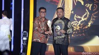 Kakorlantas Polri Irjen Agus Suryonugroho meraih penghargaan detikcom Awards 2025. Irjen Agus menerima penghargaan sebagai Tokoh Penggerak Digitalisasi Layanan Publik dan Keselamatan Lalu Lintas.