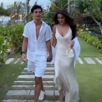 Kedekatan Olla Ramlan dan Tristan Molina belakangan memang tengah di sorot. Baru-baru ini Olla kembali memamerkan foto-foto mesranya saat liburan bareng Tristan ke Gili Meno. Foto: Instagram/@ollaramlan