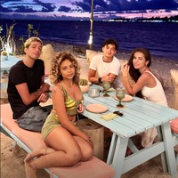 Dari foto yang dibagikan terlihat Olla dan Tristan sempat menghabiskan waktu bersama beberapa teman mereka saat di sana. Keduanya tampil kompak dalam balutan busana berwarna putih. Foto: Instagram/@ollaramlan