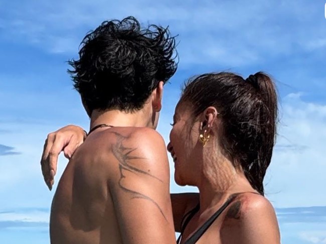 Olla juga memamerkan video kemesraannya bersama Tristan saat akan menyelam bersama ke laut. Foto: Instagram/@ollaramlan