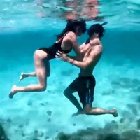 Bak pasangan kekasih yang sedang dimabuk asmara, keduanya terlihat berpose mesra di dalam laut. Foto: Instagram/@ollaramlan