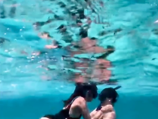 Bak pasangan kekasih yang sedang dimabuk asmara, keduanya terlihat berpose mesra di dalam laut. Foto: Instagram/@ollaramlan