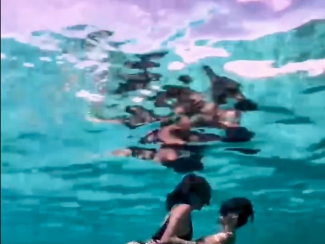 Meski beda usia 25 tahun namun tampaknya hal itu tak menjadi masalah untuk keduanya. Tristan sendiri merupakan kelahiran 2005 yang kini baru berusia 20 tahun. Foto: Instagram/@ollaramlan