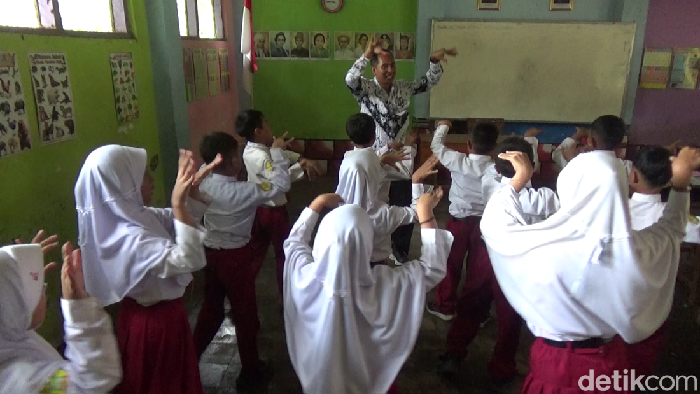 Pak Ribut, guru SD honorer yang sudah 22 tahun mengabdi. Dia cukup sering viral saat mengirim konten di media sosial.