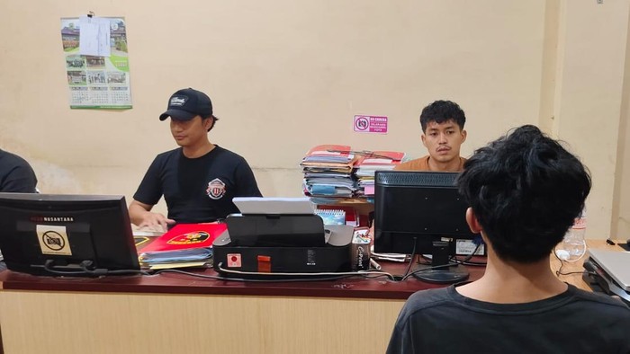 Pelaku saat dilakukan pemeriksaan di Polres Kuningan