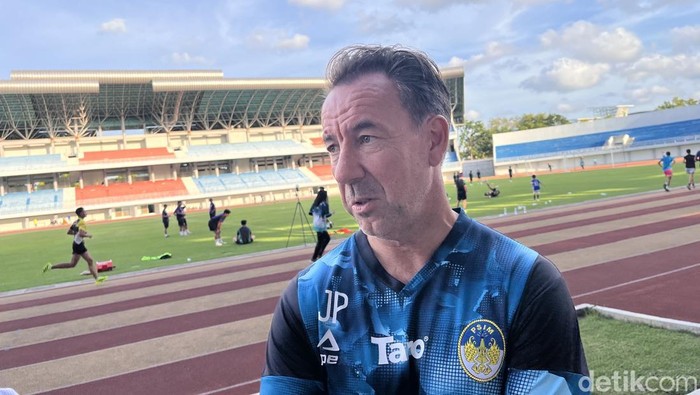 Pelatih PSIM Jogja, Jean-Paul van Gastel di Stadion Mandala Krida, Kota Jogja, Selasa (25/11/2025).