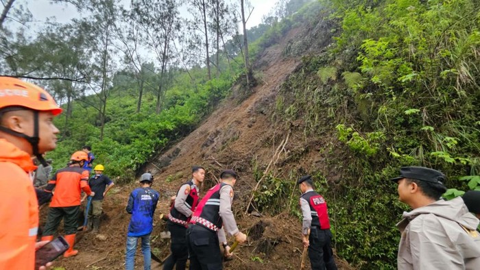 Pembersihan material di jalur Pacet-Mojokerto setelah diterjang longsor