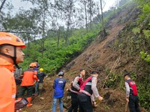 Polisi Bersihkan Material Longsor di Jalur Pacet-Cangar Mojokerto