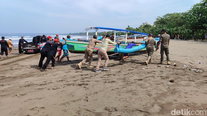 Penertiban perahu yang bersandar sembarangan di Pantai Pangandaran