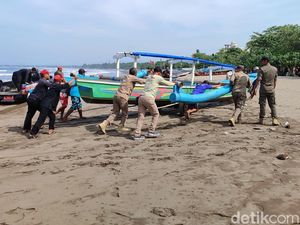 Perahu yang Parkir Sembarangan di Pangandaran Ditata Ulang