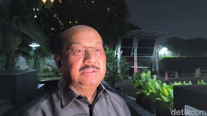 Soesilo Ariwibowo, pengacara mantan Dirut ASDP Ira Puspitadewi, mendatangi gedung Merah Putih KPK malam ini setelah kliennya diberikan rehabilitasi oleh Presiden Prabowo Subianto. (Kurniawan F/detikcom)