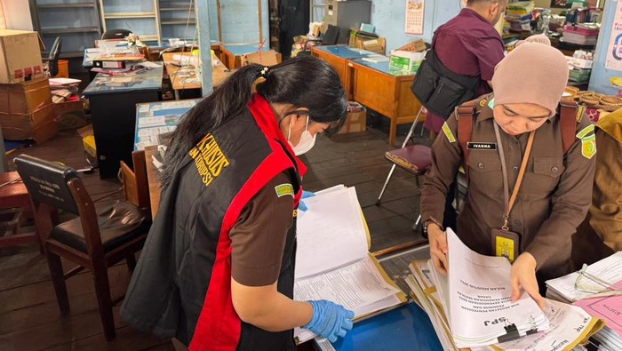 Penggeledahan di Disdik Banjarmasin. (Dokumentasi Humas Kejari Banjarmasin)
