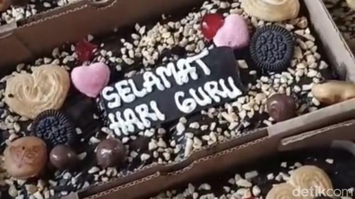 Penjual kue di Sidoarjo banjir pesanan saat momentum Hari Guru Nasional