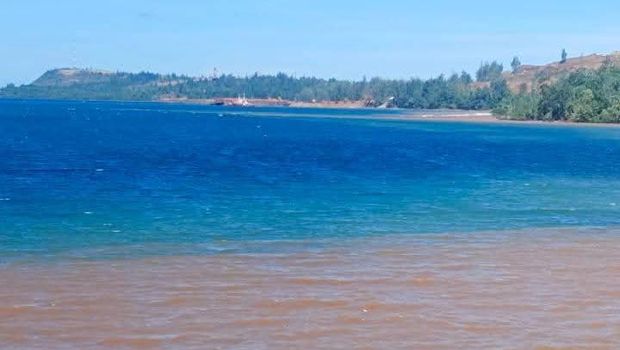Perairan di kawasan pesisir Pulau Gebe tampak keruh kecokelatan diduga akibat aktivitas pertambangan nikel. Dokumen Istimewa