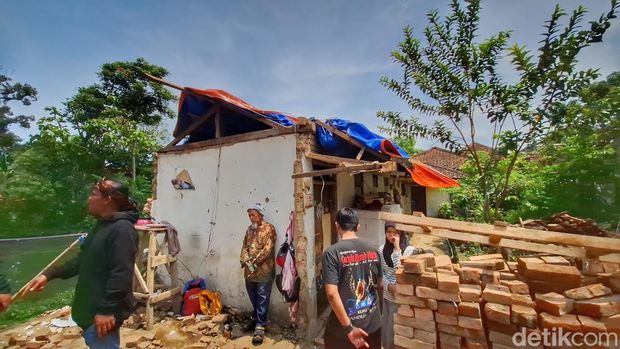 Perbaikan rumah Zahra di Bandung