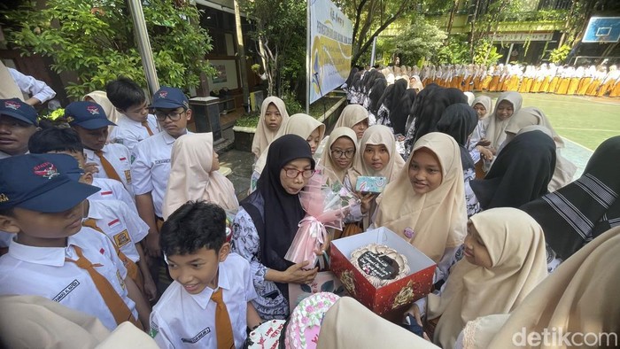 Peringatan hari guru di SMPN 1 Lamongan