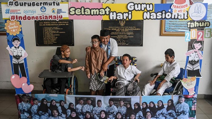Sejumlah guru menyaksikan penampilan siswa penyandang disabilitas saat Peringatan Hari Guru Nasional di SLB Yayasan Pembinaan Anak Cacat (YPAC) Jakarta, Selasa (25/11/2025). Kegiatan dalam rangka memperingati Hari Guru Nasional 2025 tersebut diisi dengan upacara,  penampilan musik, dan pembacaan puisi dari murid untuk guru. ANTARA FOTO/Sulthony Hasanuddin/bar