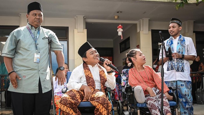 Sejumlah guru menyaksikan penampilan siswa penyandang disabilitas saat Peringatan Hari Guru Nasional di SLB Yayasan Pembinaan Anak Cacat (YPAC) Jakarta, Selasa (25/11/2025). Kegiatan dalam rangka memperingati Hari Guru Nasional 2025 tersebut diisi dengan upacara,  penampilan musik, dan pembacaan puisi dari murid untuk guru. ANTARA FOTO/Sulthony Hasanuddin/bar