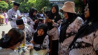 Tenaga kesehatan memeriksa kadar gula darah guru saat peringatan Hari Guru Nasional di SDN Karawaci Baru 1, Kota Tangerang, Banten. Wali murid sekolah menggelar pemeriksaan kesehatan gratis sebagai ungkapan rasa terima kasih dari siswa kepada guru dalam rangka memperingati Hari Guru Nasional 2025. ANTARA FOTO/Putra M. Akbar