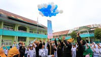 Sejumlah guru melepaskan balon seusai mengikuti upacara peringatan Hari Guru Nasional (HGN) 2025 di halaman Madrasah Tsanawiyah Swasta (MTsS) Harapan Bangsa dan Madrasah Ibtidaiyah Negeri 11 Aceh Barat Desa Kuta Padang, Johan Pahlawan, Aceh Barat, Aceh. Momentum peringatan Hari Guru Nasional (HGN) 2025 di lingkungan Kementerian Agama mengusung tema Merawat Semesta dengan Cinta yang sejalan dengan Asta Cita Presiden dan Asta Protas Menteri Agama dengan menekankan pentingnya ekoteologi dan kurikulum berbasis cinta guna melahirkan generasi yang berkarakter, mencintai sesama, menjaga lingkungan serta bertanggung jawab terhadap kelestarian bumi. ANTARA FOTO/Syifa Yulinnas