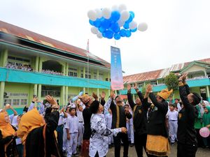 Hari Guru Dirayakan Meriah di Berbagai Daerah, Siswa Persembahkan Hal Spesial untuk Pendidik