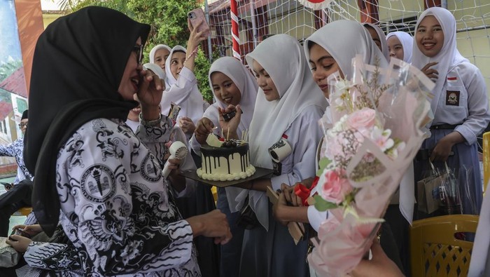Sejumlah siswa berbaris untuk mencium tangan gurunya saat perayaan peringatan Hari Guru di SMA Negeri 1 Ternate, Maluku Utara, Selasa (25/11/2025). Kegiatan yang mengusung tema Guru Hebat, Indonesia Kuat tersebut sebagai ungkapan rasa kasih sayang dan terima kasih dari murid kepada guru dalam memperingati Hari Guru Nasional 2025. ANTARA FOTO/Andri Saputra/bar