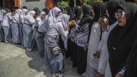 Sejumlah siswa berbaris untuk mencium tangan gurunya saat perayaan peringatan Hari Guru di SMA Negeri 1 Ternate, Maluku Utara. Kegiatan yang mengusung tema Guru Hebat, Indonesia Kuat tersebut sebagai ungkapan rasa kasih sayang dan terima kasih dari murid kepada guru dalam memperingati Hari Guru Nasional 2025. ANTARA FOTO/Andri Saputra