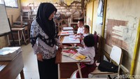 Di lokasi itu berdiri dua sekolah dalam satu area, yakni SDN Sawohan 2 dengan 28 siswa dan SMPN Satu Atap Buduran yang memiliki sekitar 19 siswa. Minimnya tenaga pengajar membuat Ahmad kerap merangkap tugas demi memastikan layanan pendidikan tetap berjalan.