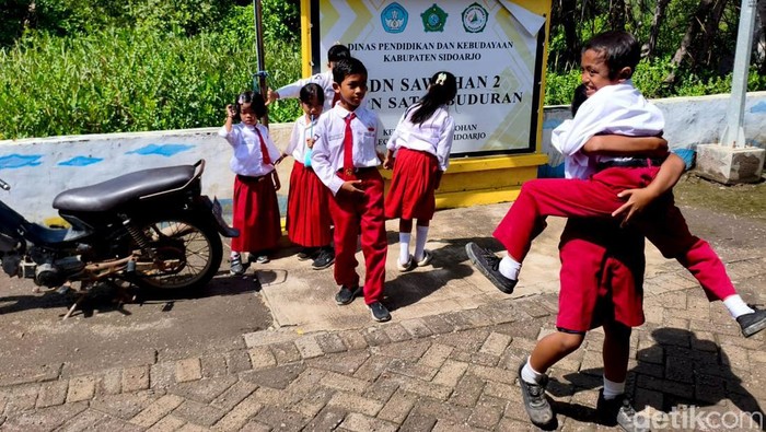 Perjuangan guru di daerah terpencil Sidoarjo