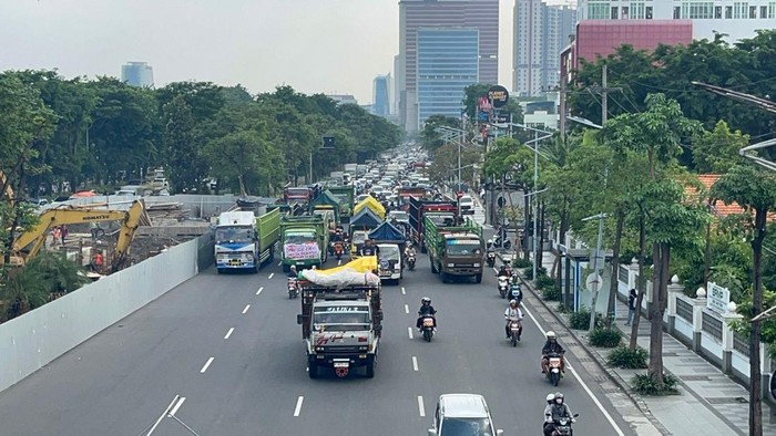 Peserta Aksi Truk ODOL Tinggalkan Kantor Dishub dan Menuju ke Gubernur Jatim