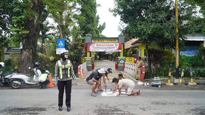 Petugas benahi ruas zebra cross demi keselamatan pejalan kaki di Malang