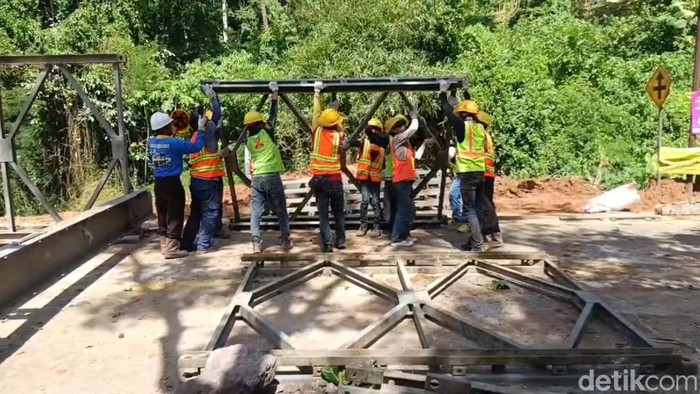 Petugas dari Kementrian PU sedang memasang Jembatan Bailey di Jembatan Cikaleho yang Ambrol.