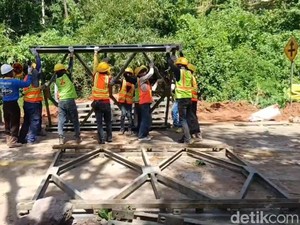 Jembatan Sementara Mulai Dipasang di Jalan Nasional Ciamis-Cirebon