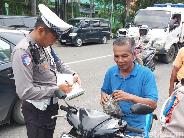 Petugas saat lakukan penidakan terhadap pelangga lalu lintas