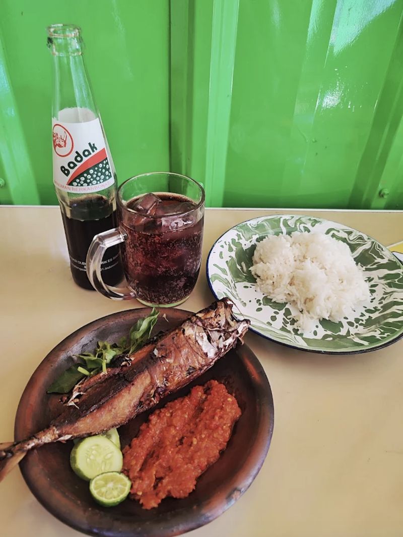 Plat S Abah Toni menawarkan menu penyetan asap khas Jawa Timur yang sedap.