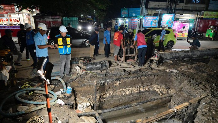 Plt Dirut PDAM Makassar Hamzah Ahmad saat memantau proyek koneksi pipa Pongtiku. Dokumen Istimewa