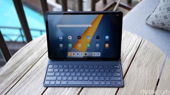 Pad M1 hadir dengan Smart Pen bertekanan 4.096 level dan keyboard berukuran penuh dengan key travel 1,3 mm, lengkap dengan holder stylus. Foto: Adi Fida Rahman/detikINET
