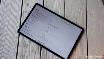 Poco Pad M1 mengandalkan Snapdragon 7s Gen 4 yang lebih hemat daya. Sementara penyimpanan 256GB yang dibawanya dapat diperluas hingga 2TB melalui kartu memori. Foto: Adi Fida Rahman/detikINET