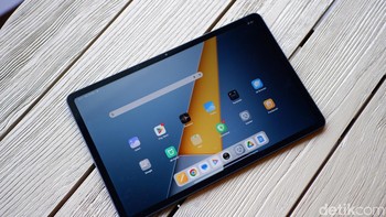 Poco Pad M1 mengandalkan layar 12,1 inci dengan resolusi 2.5K dan refresh rate hingga 120Hz. Meski berada satu tingkat di bawah X1 dari sisi resolusi dan kelancaran gerakan, panelnya tetap menghadirkan kualitas visual yang cerah dengan 600 nits HBM. Fitur Dolby Vision, DC dimming, serta sertifikasi eye-care dari TÜV Rheinland juga tersedia pada model ini, menjadikannya pilihan menarik bagi pengguna yang mencari tablet besar untuk menonton film, membaca, atau konsumsi konten lainnya. Foto: Adi Fida Rahman/detikINET
