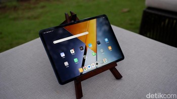 Tablet ini menggunakan layar 11,2 inci beresolusi tinggi 3.2K dengan refresh rate hingga 144Hz, memberikan pengalaman visual yang sangat mulus baik untuk bermain game maupun multitasking. Foto: Adi Fida Rahman/detikINET